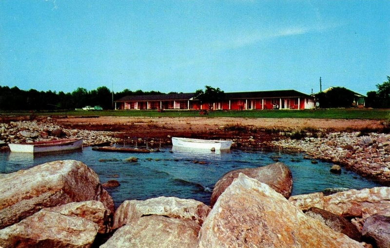 Halsteads Bayside Park Motel & Restaurant - Vintage Postcard